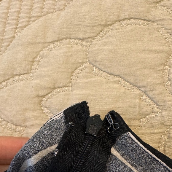 Leith Black and White Striped Garment - Picture 4 of 5